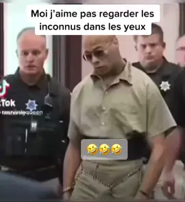 Je suis respectueux j’aime pas regarder les inconnus dans les yeux 👀 🤣🤣