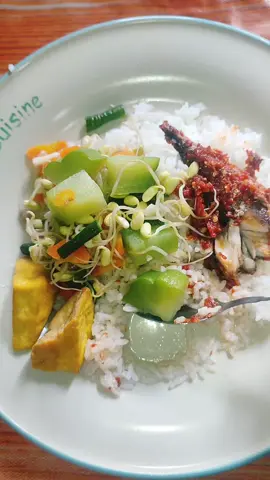 selamat mkan siang semuaaa,hari ini aku masak syur bening labu,+ikan balado+tahu goreng#makan#sayurbening#tahugoreng#ikanbalado#masaksendirii
