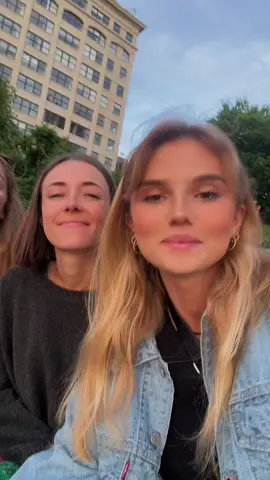 Je ne sais pas qui sont les meufs de la 2e vidéo