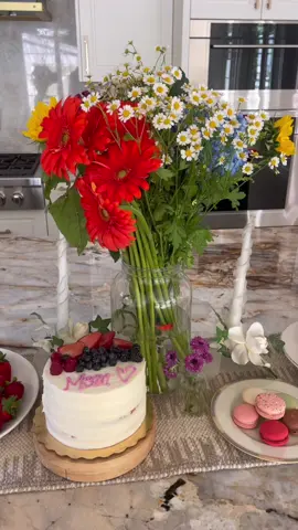 Birthday brunch at home 💓💐🍓