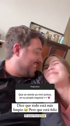 Respondiendo preguntitas por insta con mi gringo… pero no puedo con el beso al final 😂❤️