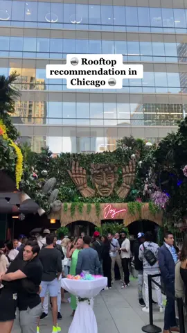 This rooftop bar in river north is now open for summer! Don’t know how I haven’t been here before, it’s so much fun! A new favorite rooftop in Chicago 🙌  #rivernorthbars #chicagosummertime #chicago #rivernorthchicago #chicagohappyhour #chicagorooftops #chicagobarscene