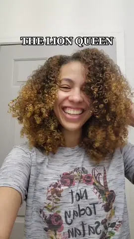 MEET THE LION QUEEN 👸 🦁 loving my curls ♡ #latincontentcreator #curlyhairproducts #justforfun #curlscheck #curlyhaircommunity #curlyhairproblems #curlyhairstyles
