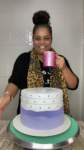 Um bolo cheio de charme para os 67 anos da Tia Bega. ✅ Bolo: 2,3 quilos Massa: Chocolate Recheio: Brigadeiro + BeijinhoCobertura: ChantillyReserve o seu 📝Para saber mais clique no link da bio ou me chame no número 551199574-8686 📲#oumycakes #bolosdecorados #bolospersonalizados #bentocakes #bolosamericanos #confeitariaartesanal #confeitariadesucesso #confeitariacomamor