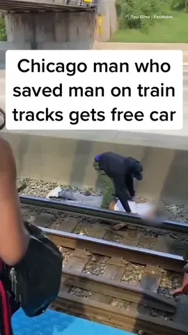 A #Chicago man who rescued someone who had fallen onto an electrified rail during a fight at a train station was gifted a car.