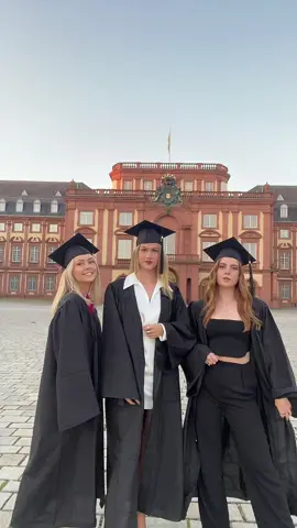Wir sind endlich Unternehmensjuristen!!! @lisa lee  #fyp #jura #jurastudium #staatsexamen #llb #bacheloroflaws #degree #graduation @nicole