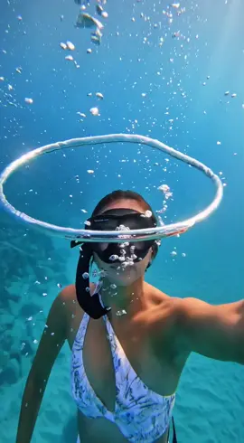 Come check this 😏 #underwater #underwatertiktok #underwaterbubblerings #bubble #bubblering #bubblerings #ocean #diving #freediving #explore #oceanwolrd
