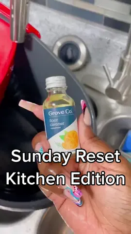 Cleaned the kitchen just to dirty it again. Baked & cooked Sunday Dinner #cleanwithme #cleantiktok #sundayreset #sundayresetroutine #cleanmykitchenwithme #CatchChobaniOatmilk #greenscreen #fypシ