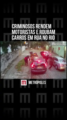 Criminosos rendem motoristas e roubam carros em rua no #Rio. #Crime aconteceu na última sexta-feira (10/6), na rua Emília Sampaio, no bairro de Vila Isabel. Motoristas tiveram carros e pertences levados #TikTokNotícias