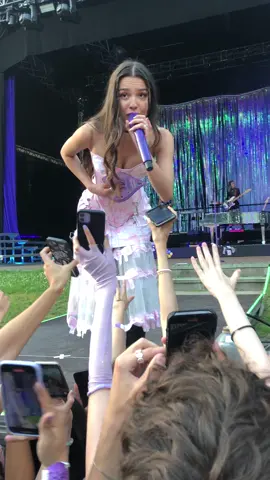 the eye contact😭 #oliviarodrigo #sourtour #sourtoureurope #sourtourhamburg #happier