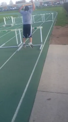 He’s a track star ⭐️⭐️ #trackstar #CatchChobaniOatmilk #MakeNightsEpic #fails #trackandfield #fieldfail #fails #failarmy #athlete
