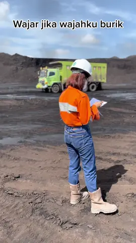 Jawaban untuk pertanyaan : ih kok iteman sih sekarang🙃🙃#tambangkalsel #storytambang #tambanghitz #cewektambang #operatorcewek #tambangbatubarakalimantan #MakeNightsEpic