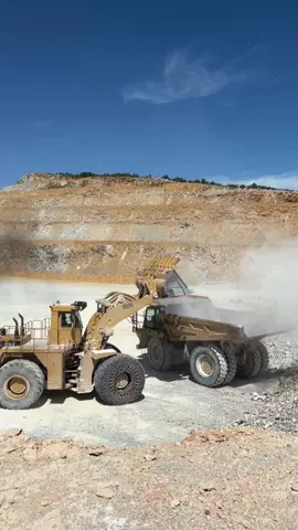 Cat 992D #wheelloader Loading Cat 777F #dumper #megamachineschannel #caterpillar992d #caterpillar777f #mining #construction #heavyequipment #machinery