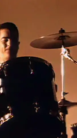 Héroes Del Silencio - Entre Dos Tierras, es una lucha interna, la duda ante la decisión vital de gran importancia, apostar por ser uno como es, como quiere ser, o como debe, es la primera canción que salió al mercado como sencillo del álbum 