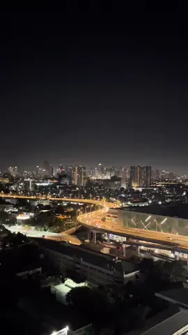 Ganitong view on a Friday Night🥹 sabay Sip ng Coffee☕️☕️☕️agghh🥰🌃 #Citylights #skyscraper #manilacitylights #Manila #night #skyway #fyp #Fypph #foryou