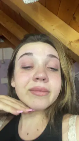 Kann mir mal einer sagen warum Lippen immer so perfekt aussehen wenn man heult?😂 und warum ich das poste? Weil ich nicht nur die schönen Momente zeige