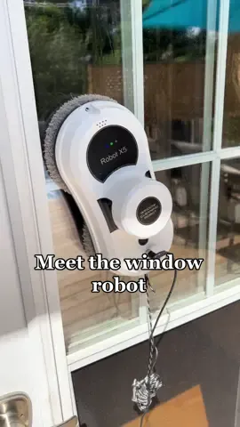 This robot window cleaner is everything & more. I used it with tea window cleaner & omg. The results were great. It buffed the windows so well #CleanTok #cleaningtiktok #newcleaningproducts #cleaninghacks #cleaningtips #cleaning