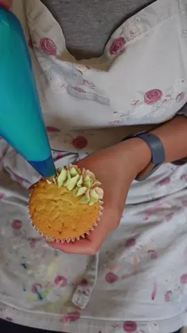 #foryou #fy #fypage #fyp #cakedecorating #cupcakedecorating #buttercreamflowers #buttercream #viralvideo #viraltiktok