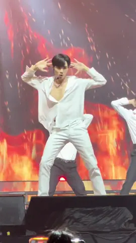 She Bangs (Zee Focus) บอดี้ตอนเต้นสวยมาก เก่งมากเลย 👍🏻 #DMDLANDCONCERT #ZeePruk