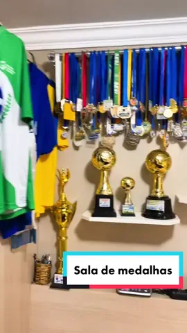 Família de atletas, desde pequenos guardando as medalhas e troféus 🥰! ⚽️🏀 #thiagohemk #esportes #escritório #homeoffice #saladetrofeus #futebol #basquete #móveisplanejados #Soccer #basketball