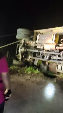 proses evakuasi truck terguling #teamevakuasi #teamrescue #indonesiaoffroadfederation #lumajangjimnycommunity ##semeru