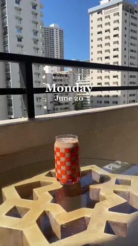 happy monday world ❤️🌊 #hawaiitiktok #icedcoffee #fyp