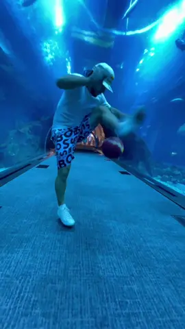 I am under the water please help 😱@thedubaimall @emaardubai #Soccer #futbol #fyp
