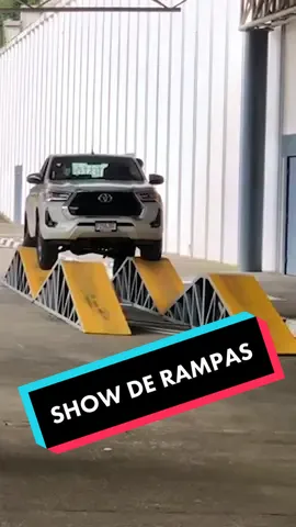 Show de rampas en Auto Feria. ¡HILUX mostrando su poder! #toyota #hilux #4x4  #fyp #guatemala #autoferia #ForumMajadas #foryoupage #viral #tiktokcar #carsontiktok