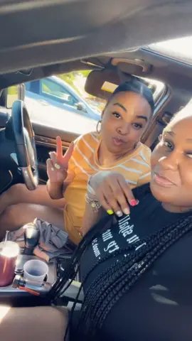 My bestfriend be in her bag! Lol #whereslatrell