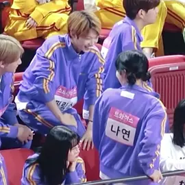 I’ve always found their small interactions so cutee #nayeon #felix #noproblem #twice #straykids