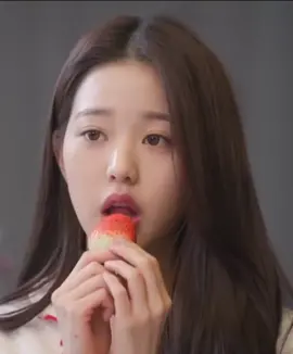 아이돌이 딸기 예쁘게 먹는게 죄임? 그리고 그렇게 먹는 다 잖아 그것같고 뭐 장원영 딸기 논란 이러고 있네ㅋ#장원영딸기논란소신발언