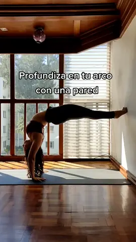 ¿Haz intentado profundizar en tu práctica de arcos usando así la pared? 🌈 #flex #bendy #backbend #yoga #yogaconceci #yogagirl #yogatiktok
