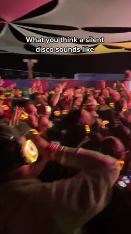 What a rave sounds like without music 😂🙌🏻 @nostalgixmusic #beyondwonderland #beyondpnw #silentdisco #rave #festival #thegorge