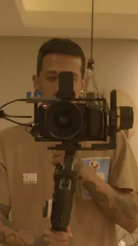 Esse pescoço de galinha faz mágica.setup:Black Magic Pocket Cinema Camera 4KViltrox Mark II EF-MTFSigma Art 18-35mmZhiyun Crane 3SSSD Samsung T5 500gbCage Tilta#gimbal #crane #zhiyun #zhiyungimbal #blackmagic #gimbaloperator #camerasetup #cameragear #blackmagiccinema