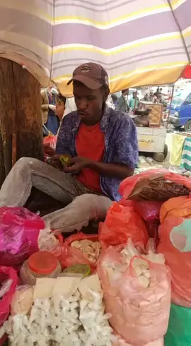 سبحان مغير الأحوال من عامل نظافه الي بياع شمه هههههههههه