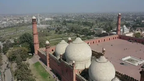 Drone Footage of Badshai Mosque and Miner e Pakistan (February 2022 Tour) #dildilpakistan #minarepakistan #exploringpakistan #mughalarchitecture  #drone #mavic2pro #lahore #lahorelahoreaye #memories  #Uk #Kashmir