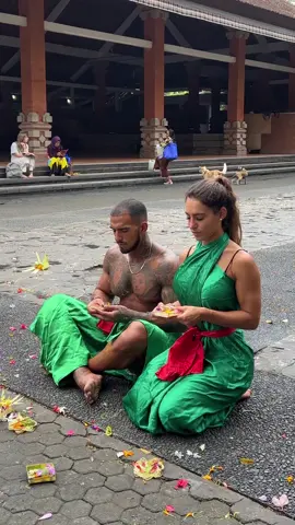 A must di experience un #ubudbali ✨ Cleanse the body, mind, and soul, concluded by a prayer “Melukat”. Today we got to experience the Balinese Hindu ritual, where you take part in a purification ceremony at Tirta Empul Temple #bali