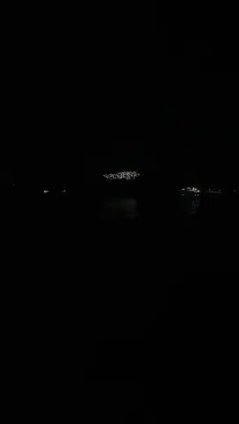 吹吹海風看看海邊的夜景 #吹風的晚上。漫天的星空卻拍不出來。