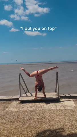 I put u on top 😮‍💨 #handstandchallenge #handstand#flexibility#balance#handstandtutorial