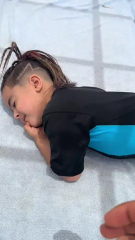 يصحي من النوم علي البحر علطول😂