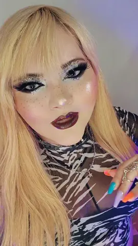Hahaa idk how but I always manage to learn these songs on tiktok and I ended up liking them too 🤣😭#maquillaje#makeup#rauwalejandro#fyp#foryou#paratii#fypシ #highlighter#lipstick