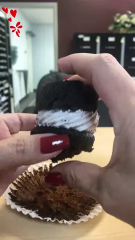 #yummy #amitheonlyone #doyou #redheartsclub #MomsofTikTok #tiktokmom #cupcake