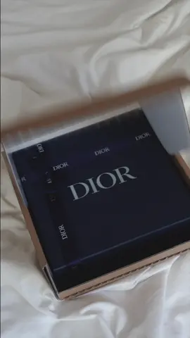does shopping @dior beauty fix all my problems? no. but it sure does makes me pretty. 😌 #diorunboxing #diorbeautylovers #diorbeautyunboxing