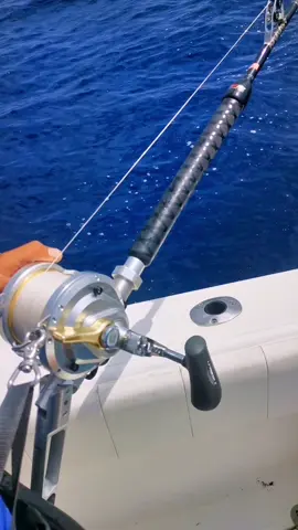 Slow but non stop. Big bluefin  going strait surface...#finhunters #centerconsole #tuna #bluefintuna #XXL #biggame #pescabrumeo #colosos #fishing #fishinglife #pesca #valencia #viral #tiktok #parati