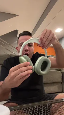 abrindo os airpod max q comprei de madrugada pq sou sem noção