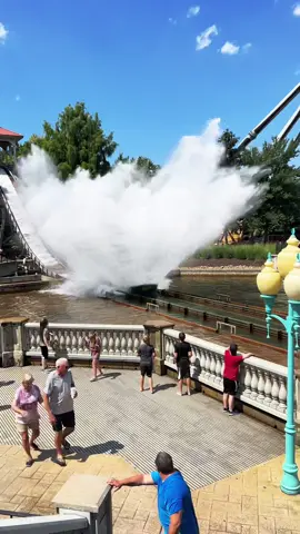 Big Splash 💦 #pittsburgh #plunge #splash #waterride #wet #blackwidow #bridge #soaked #extremethrills #fy #kennywoodpark #pennsylvania