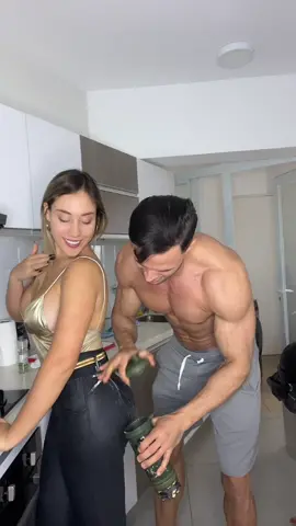 Y ya sabéis discípulos míos, la proteína jamás se debe desperdiciar y menos si se cae en ese precioso  😏💉 🍑  @sensebenolasco #lordpingostini #peru #viral #parati #fun