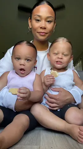 Yessss for the slick back bun queens ✨🤌🏽 #twins #twinsisters #oaklynnandtruth #grwus #slickbackbun