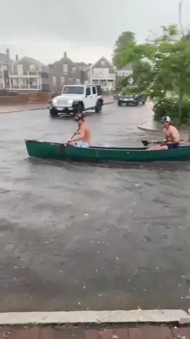 🛶 ⛈ ⚡️🚨 A powerful thunderstorm hit #Nantucket Saturday morning, flooding streets and causing a series of lightning strikes that left the Nantucket Fire Department scrambling to respond to multiple locations. 🎥 #1 @BROdenim