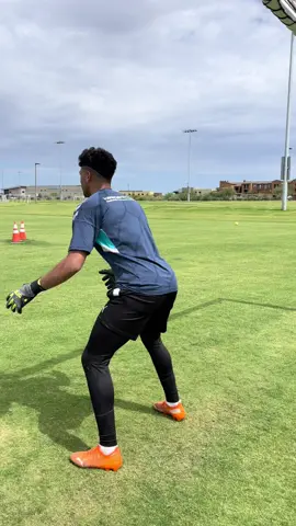 Finger tips 😍#Soccer #goalkeepertraining #goalkeeper